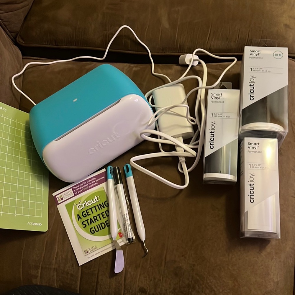 Cricut Joy, tools, smart vinyl & mat.